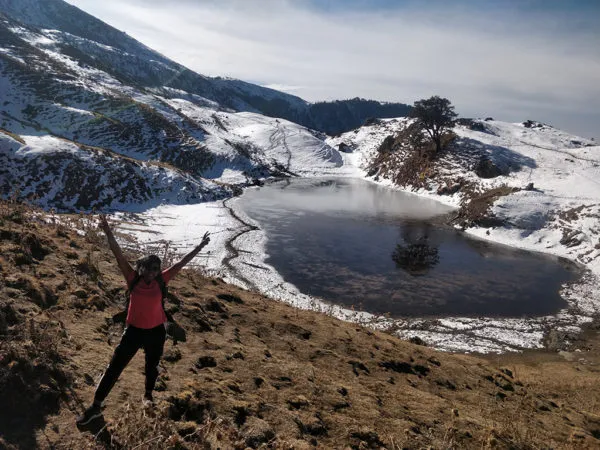 Brahmatal Trek - Frozen lake and majestic Himalayan mountain peaks in winter